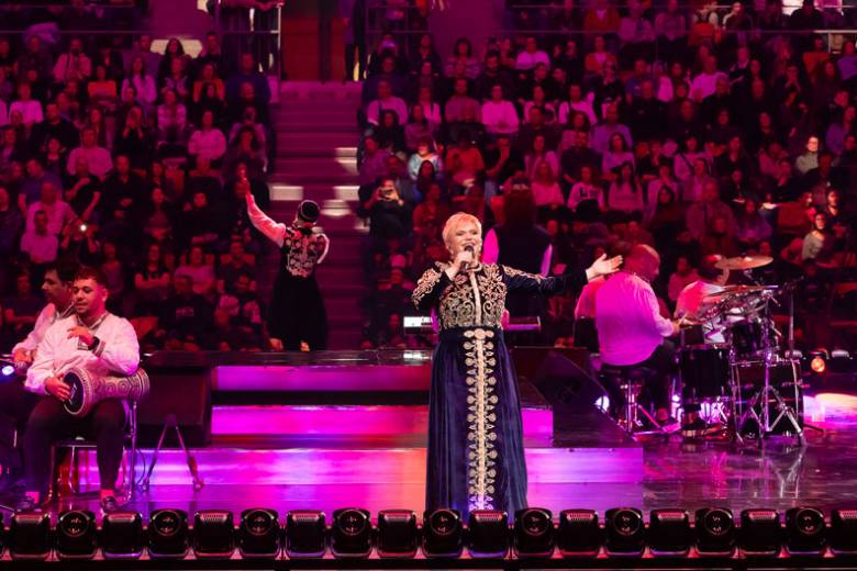 STROYRENT реализира 360° сцена с интегриран асансьор за концерта на Николина Чакърдъкова в „Арена 8888“